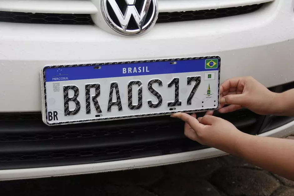 Comissão aprova volta de cidade e estado nas placas dos carros