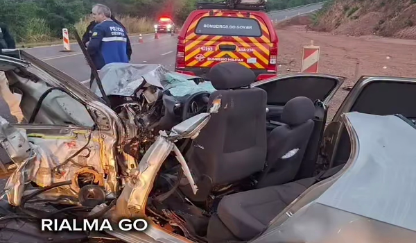 Casal morre após colisão entre carro e ônibus na BR-153, em Rialma