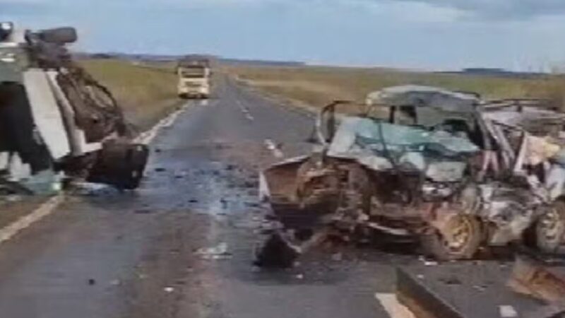 Colisão entre carro e van mata três pessoas na GO-230