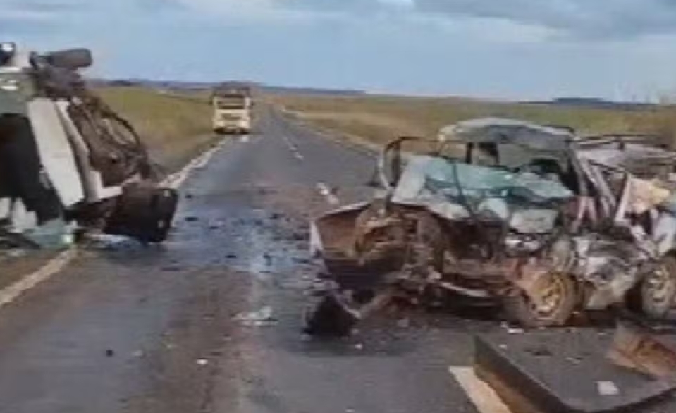 Colisão entre carro e van mata três pessoas na GO-230