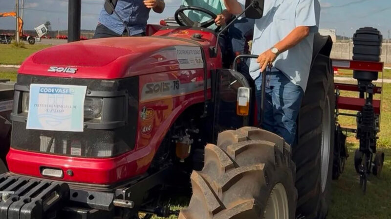 Itapaci recebe trator zero km