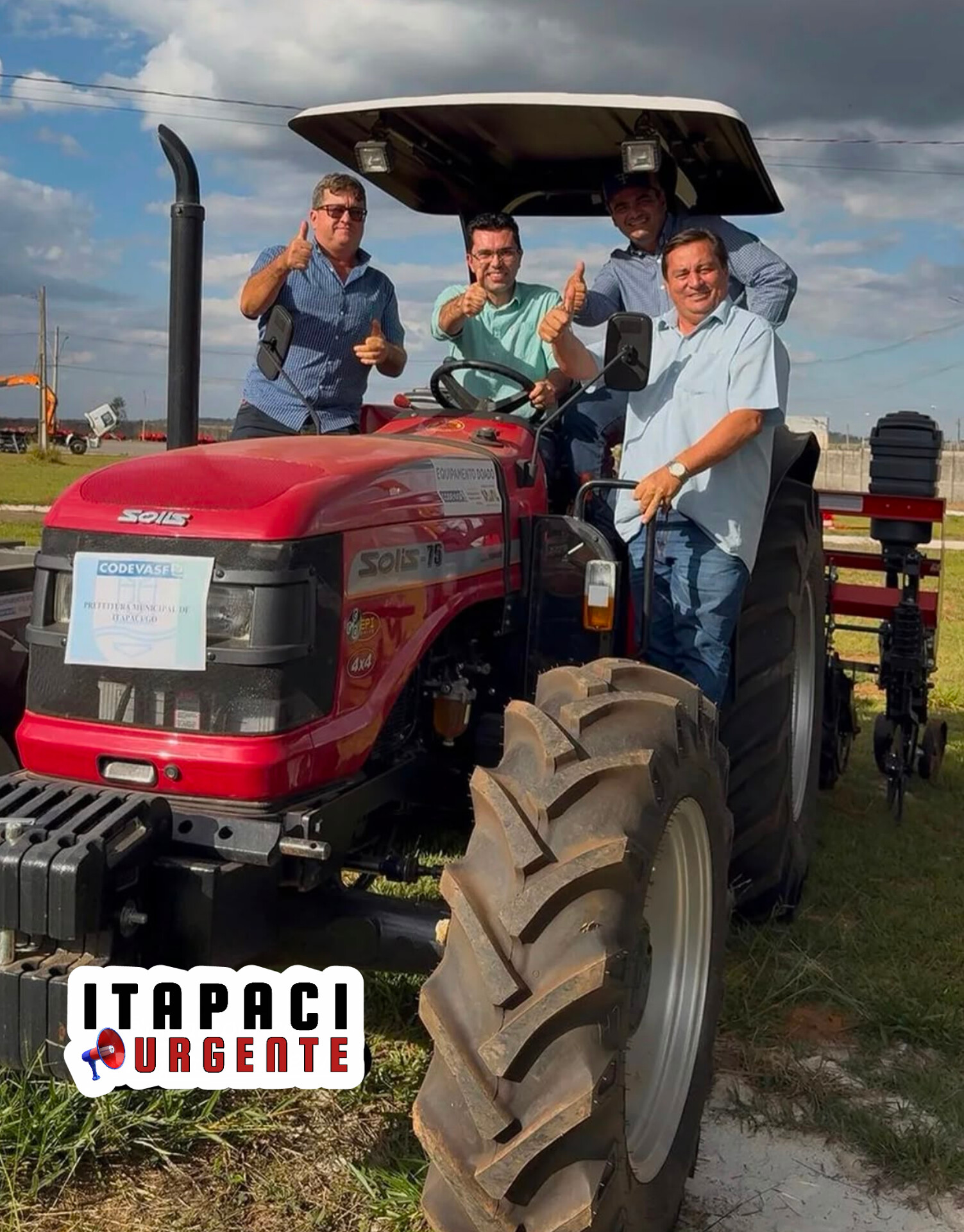Itapaci recebe trator zero km