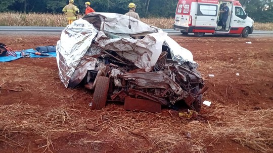 Colisão frontal entre carro e caminhão mata três pessoas na BR-452, em Goiás