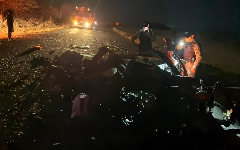 Quatro pessoas morrem em colisão entre carro e caminhão na GO-139