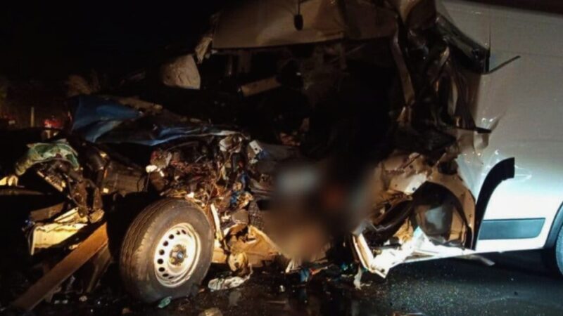 Homem morre após colisão entre van e caminhão na GO-080