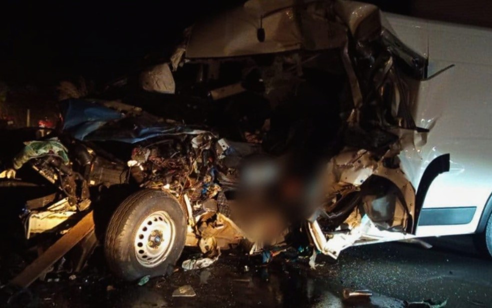Homem morre após colisão entre van e caminhão na GO-080