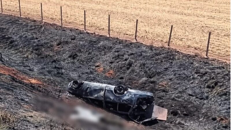 Três pessoas morrem após carro capotar e pegar fogo na GO-568