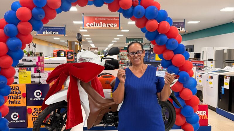 Cliente de Itapaci leva motocicleta zero km em promoção das Lojas Centro