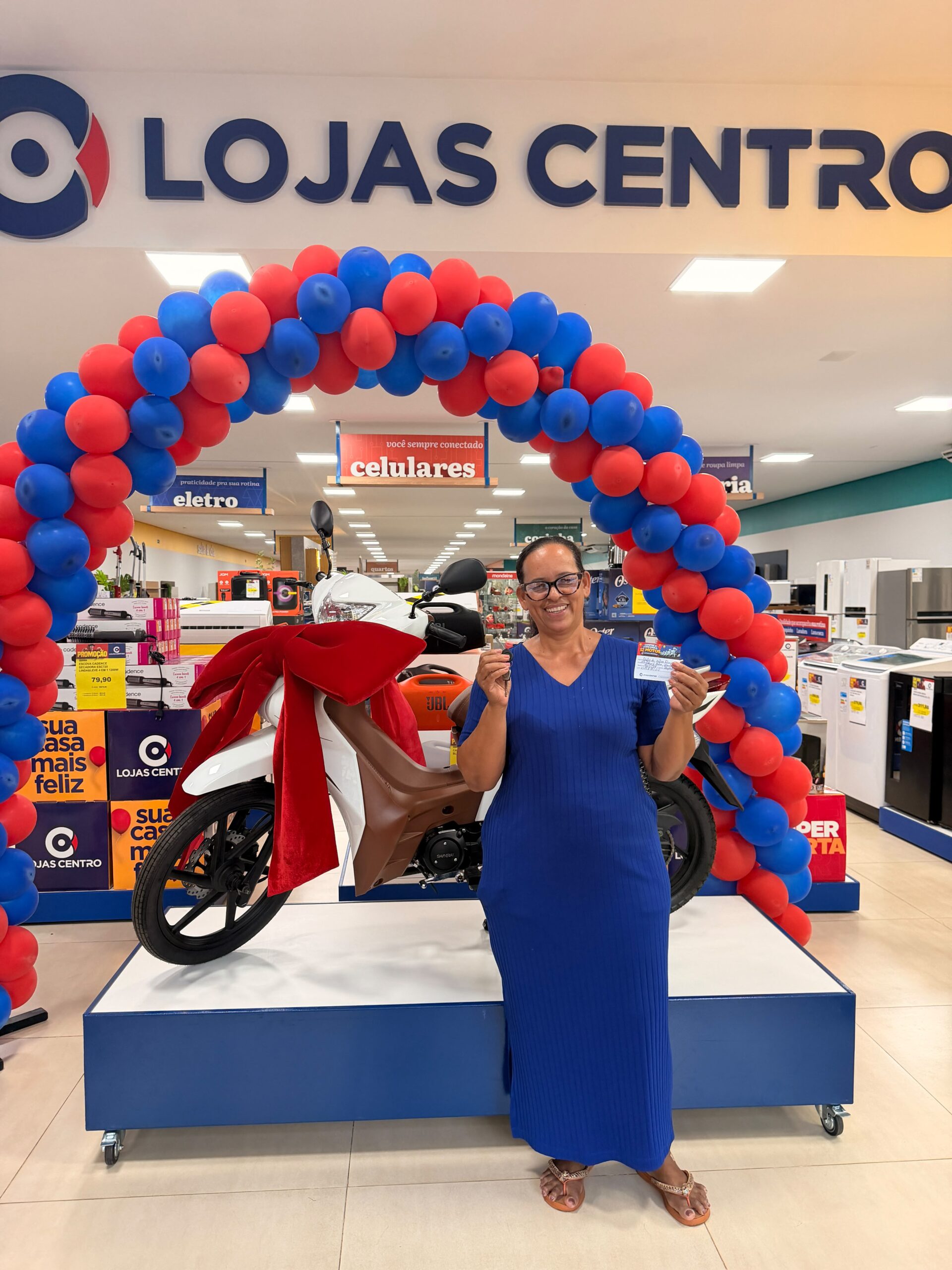 Cliente de Itapaci leva motocicleta zero km em promoção das Lojas Centro