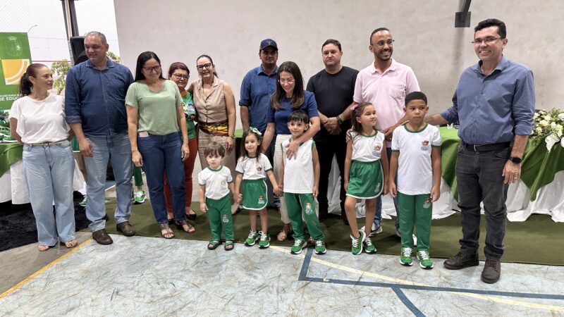 Governo de Itapaci entrega calçados para alunos da Rede Municipal de Educação