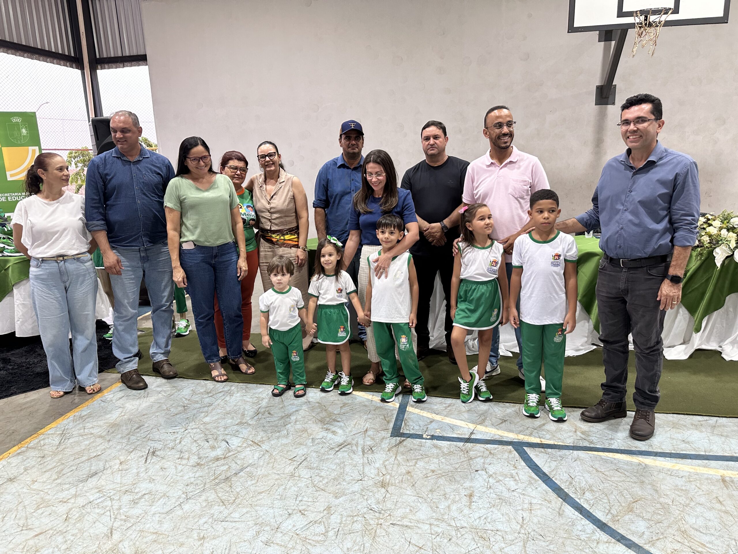 Governo de Itapaci entrega calçados para alunos da Rede Municipal de Educação