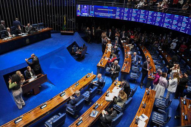 Senado aprova fim da escala 6×1